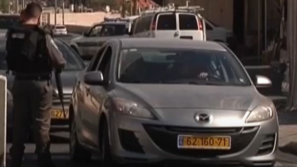 اسرائيل تفرض اغلاقا على الضفة الغربية وغزة