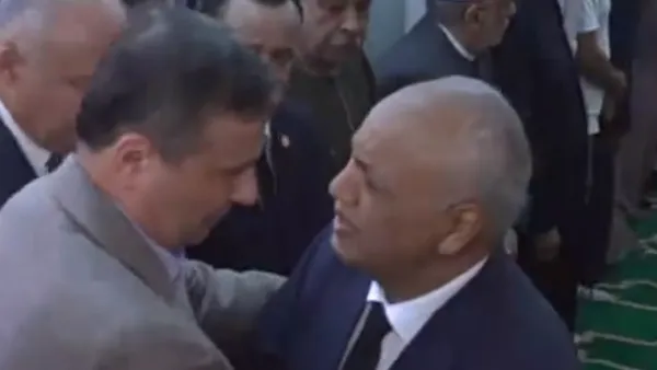 مصطفى بكري يسقط مغشيا عليه خلال جنازه شقيقه محمود بكري