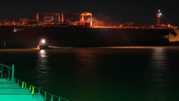 تعطل الملاحة في قناة السويس بعد جنوح ناقلة نفط عملاقة