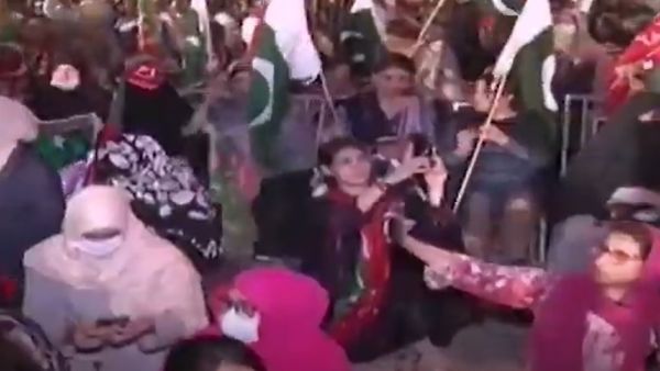 حشود ضخمة تكتسح شوارع باكستان دعما لعمران خان