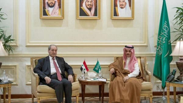 وزير الخارجية السعودي الأمير فيصل بن فرحان بن عبدالله مستقبلا نظيره السوري فيصل المقداد في جدة