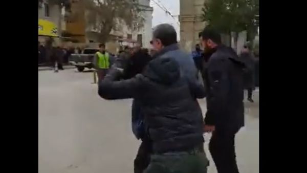 متظاهرون يضربون سالم المسلط ويطردونه من اعزاز