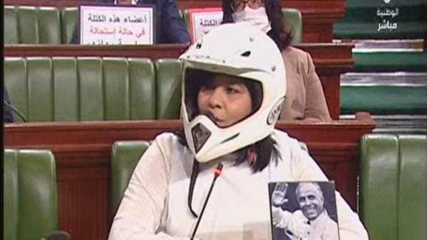 نائبة تونسية تحضر جلسة للبرلمان بخوذة وسترة مضادة للرصاص