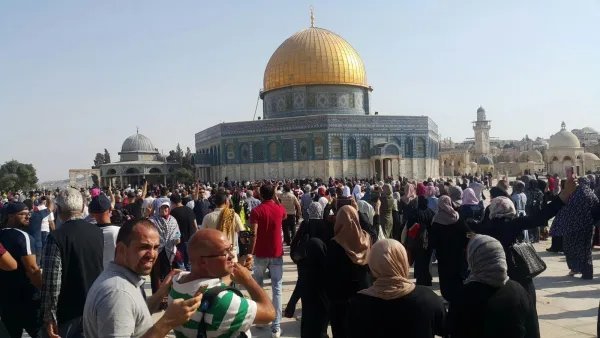 أدى أكثر من ربع مليون فلسطيني صلاة الجمعة الأخيرة "الجمعة اليتيمة"