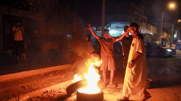 محتجون غاضبون يحرقون مقر الحكومة الموازية بشرق ليبيا