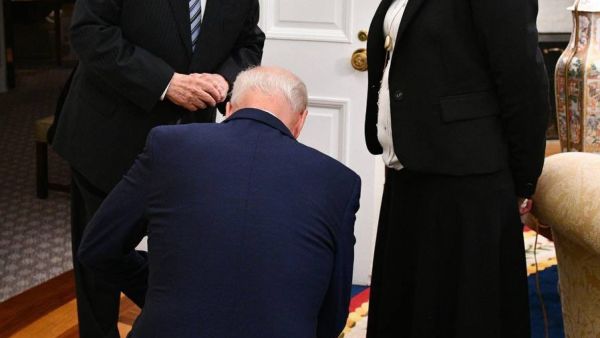 بايدن يركع لمديرة مكتب الرئيس الاسرائيلي