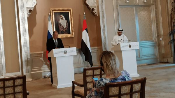 وزير الخارجية الإماراتي عبد الله بن زايد (يمين) ونظيره الروسي سيرغي لافروف