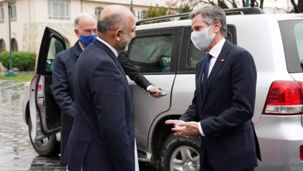 وزير الخارجية الأميركي انتوني بلينكن (يمين) مع الرئيس أشرف غني في كابول