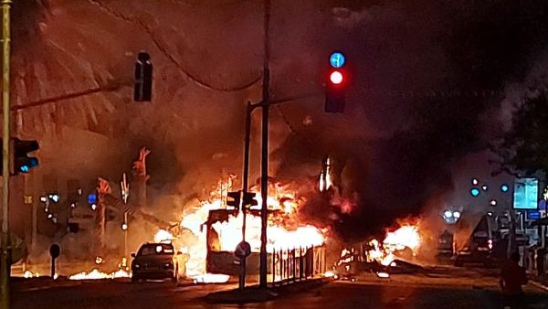 حافلة تندلع فيها النيران بعدما تلقت ضربة مباشرة من صاروخ في منطقة حولون جنوب تل ابيب