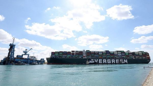 كثفت قناة السويس جهودها الجمعة لتعويم سفينة الحاويات العملاقة