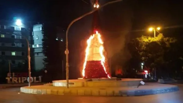 مجهولون يحرقون شجرة الميلاد في طرابلس اللبنانية 
