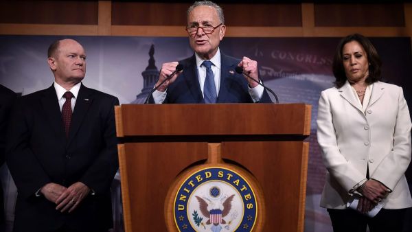 السناتور تشاك شومر زعيم الديموقراطيين في مجلس الشيوخ الأميركي