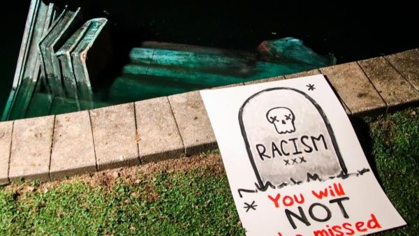 محتجون أميركيون مناهضون للعنصرية يسقطون تمثالا لكريستوفر كولومبوس