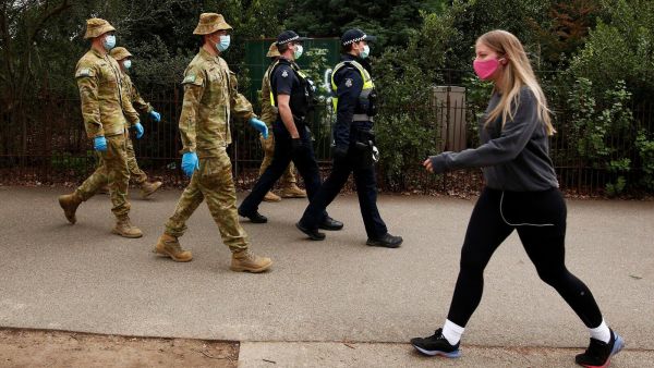 وفاة بكورونا كل دقيقة بأميركا ومخاوف من موجة ثانية في أوروبا