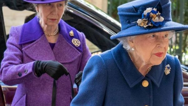 الملكة اليزابيث على عكاز