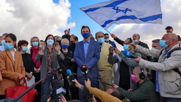 مستوطون يهاجمون بعثة أوروبية خلال زيارتها موقعا لبناء حي استيطاني بالقدس المحتلة