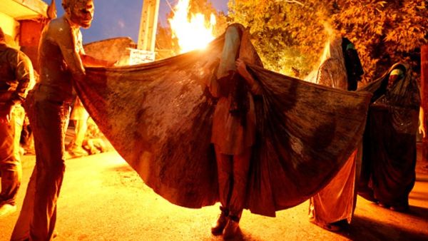 احتفالات النار في إيران تتم ليلة كل أربعاء يسبق نهاية السنة الفارسية أو عيد النوروز