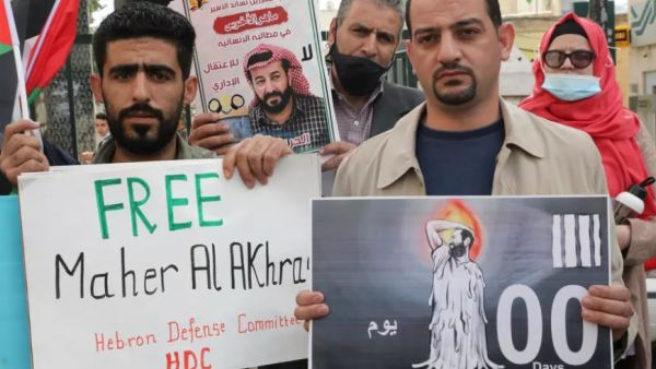 الأسير ماهر الأخرس في وضع صعب بعد مئة يوم من الاضراب عن الطعام