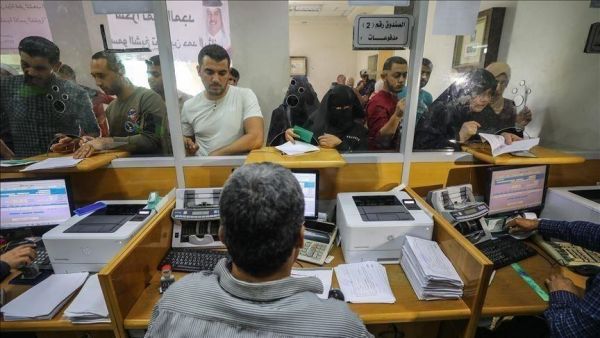 بدء صرف المنحة القطرية لغزة وإسرائيل تعزز الجدار على حدود القطاع