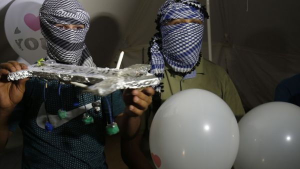 يطلق الفلسطينيون باستمرار بالونات تحمل قنائب حارقة عبر السياج الحدودي بين قطاع غزة واسرائيل