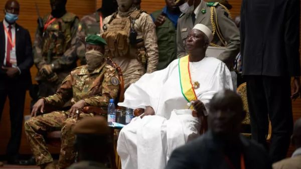 الرئيس الانتقالي لمالي باه نداو وإلى جانبه نائبه عصيمي غويتا في باماكو