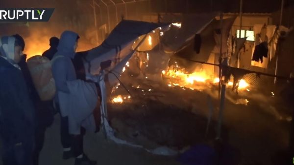 حريق واشتباكات في مخيم للمهاجرين بجزيرة ليسبوس اليونانية
