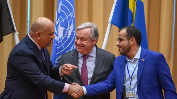 وزير الخارجية اليمني خالد اليماني (يسار) وكبير مفاوضي الحوثيين محمد عبد السلام يتصافحان أمام الامين العام للامم المتحدة انطونيو غوتيريش 