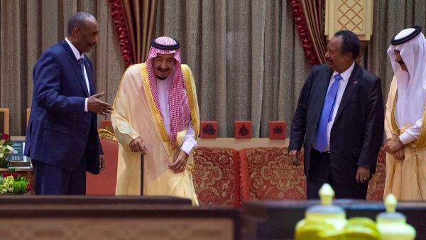 الملك سلمان مستقبلا رئيس مجلس السيادة السوداني عبد الفتاح البرهان (يسار) ورئيس الوزراء عبد الله حمدوك