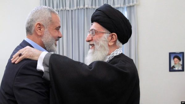 المرشد الايراني علي خامنئي (يمين) ورئيس المكتب السياسي لحركة حماس اسماعيل هنية