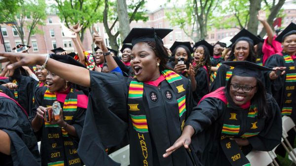 أول حفل تخرج بجامعة هارفرد لطلاب سود
