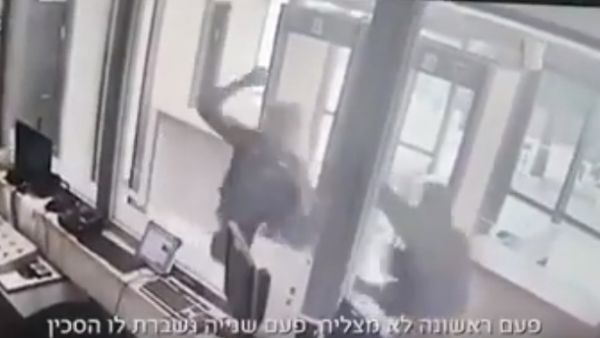 فيديو يوثق محاولة طعن جندي اسرائيلي في الخليل- فيديو