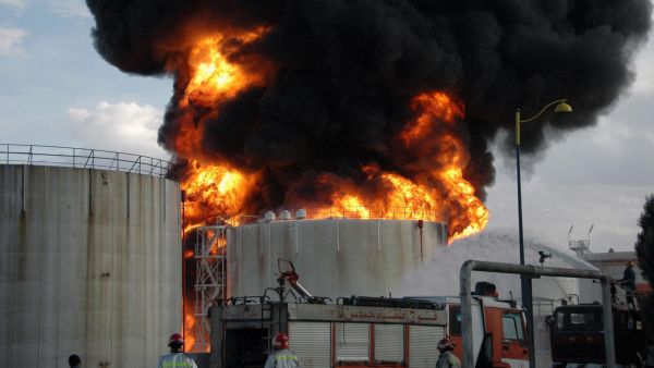 حريق ضخم جراء انفجار في شركة غاز في حمص السورية