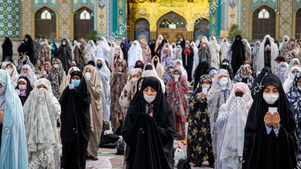 إيران تحتفل بالعيد في يومين مختلفين بعد انقسام المرجعيات