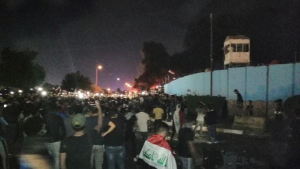 محتجون يرشقون بالحجارة مبنى القنصلية الإيرانية في كربلاء
