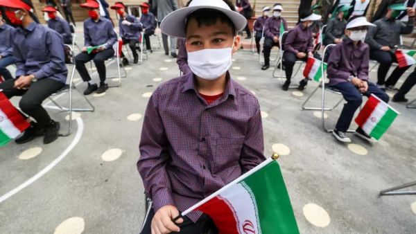 تلامذة يعودون للمدارس في إيران وسط مخاوف من كورونا