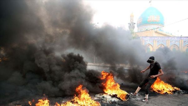 عراقيون غاضبون يضرمون النيران أمام مبنى القنصلية الإيرانية بكربلاء