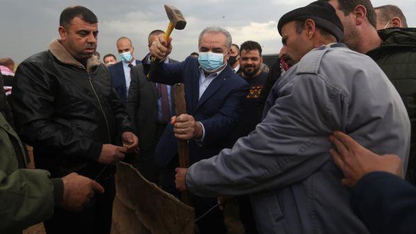 اشتية يساعد السكان في إعادة بناء حظيرة للأغنام في الموقع الواقع في شمال شرق الضفة الغربية