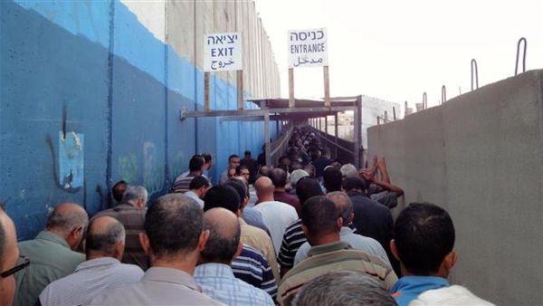 العمال الفلسطينيون يعودون لأعمالهم في إسرائيل