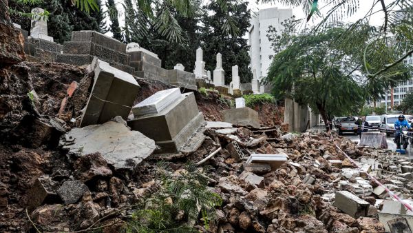 العاصفة "لولو" تدمر مقبرة اليهود في بيروت