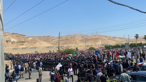 آلاف الأردنيين يحتشدون قرب الحدود نصرة لفلسطين