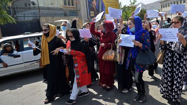 بلدية كابول تطلب من الموظفات البقاء في منازلهن وكرزاي يتهم طالبان بنقض وعودها