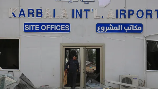 آثار دمار في مركز في مبنى في مطار كربلاء في 13 آذار/مارس 2020 بعد غارة أميركية على المنطقة ذكر أنها استهدفت مجموعة موالية لإيران