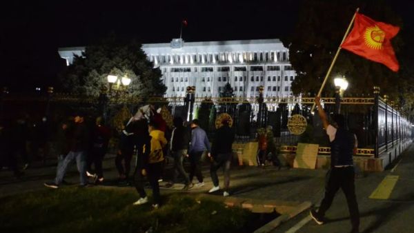 رئيس قرغيزستان يؤكد أنه يسيطر على الوضع في البلاد