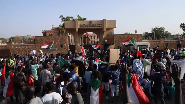 متظاهرون امام مقر قيادة الجيش في الخرطوم