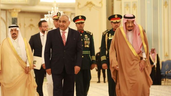 الملك سلمان خلال استقباله عبد المهدي