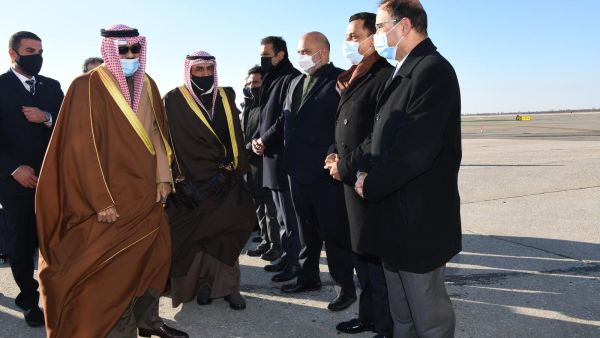 صورة نشرتها وكالة الانباء الكويتية لمراسم وداعية للشيخ نواف