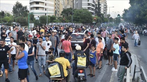لبنان.. إضراب وقطع طرقات ومطالبات بحكومة إنقاذ