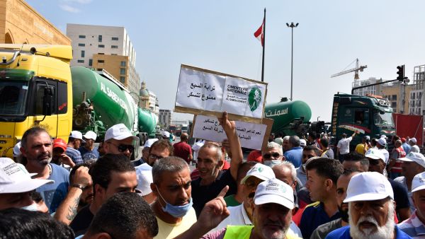 تواصل الاحتجاجات المنددة بالأزمة المعيشية في لبنان 