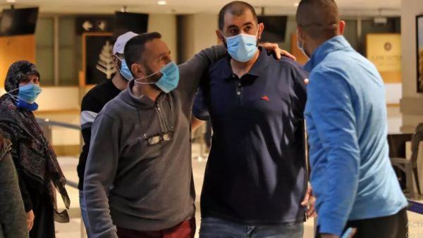 8 لبنانيين احتجزتهم الإمارات يعودون الى بيروت بعد اتفاق بين البلدين