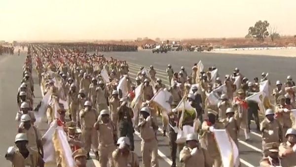 تحطم مقاتلة خلال عرض عسكري لقوات حفتر في بنغازي